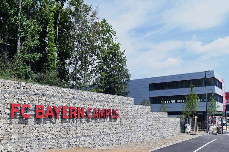 バイエルンがどこにも負けないクラブを目指す以上、どこにもいない選手を自分たちで教育する必要があるのだ。 ／ photograph by AFLO