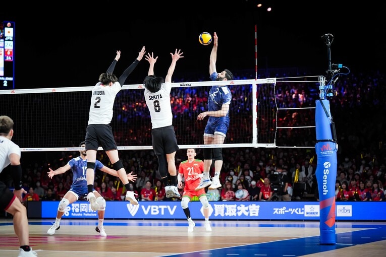 関田誠大、小野寺太志のブロック（VNLイラン戦）　©︎Volleyball Wrold