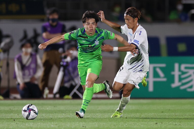 前線からの守備を見せる宇佐美