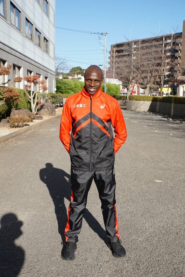 現在のオムワンバ（三菱重工マラソン部のコーチ）　©Number Web