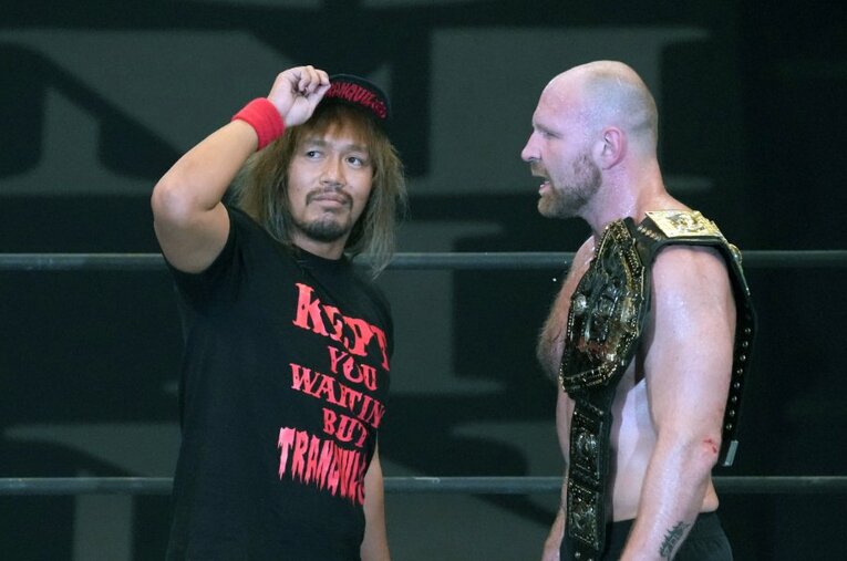 6月30日にアメリカで対戦する内藤哲也と現IWGP世界ヘビー級王者のジョン・モクスリー。新日本プロレスの“混乱”に終止符を打てるか ／ photograph by Essei Hara