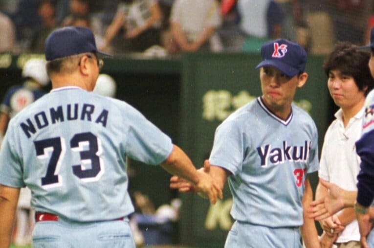 完封勝利を挙げて野村監督と握手する田畑。しかしこの好投のウラには野村監督の意外な人心掌握術が巡らされていたという ／ photograph by Sankei Shimbun