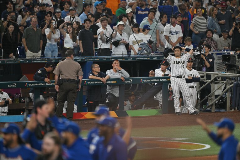 ベネズエラの歓喜を呆然と見つめる近藤健介。今大会13打数無安打と苦しんだ　©Nanae Suzuki