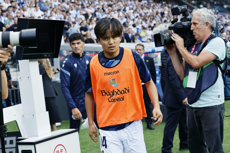 「万全じゃない時に無理を…」久保建英“マドリー戦途中出場”のナゼ「ソックスを履く左足首に包帯が」異変にカメラマンは気づいた(6)