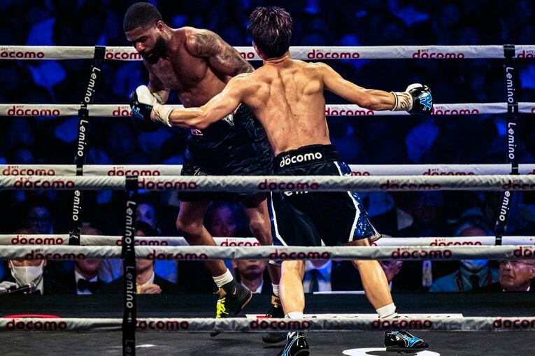 8回、井上尚弥がフルトンからダウンを奪った追撃の左フック（1枚目／全3枚）　©Takuya Sugiyama