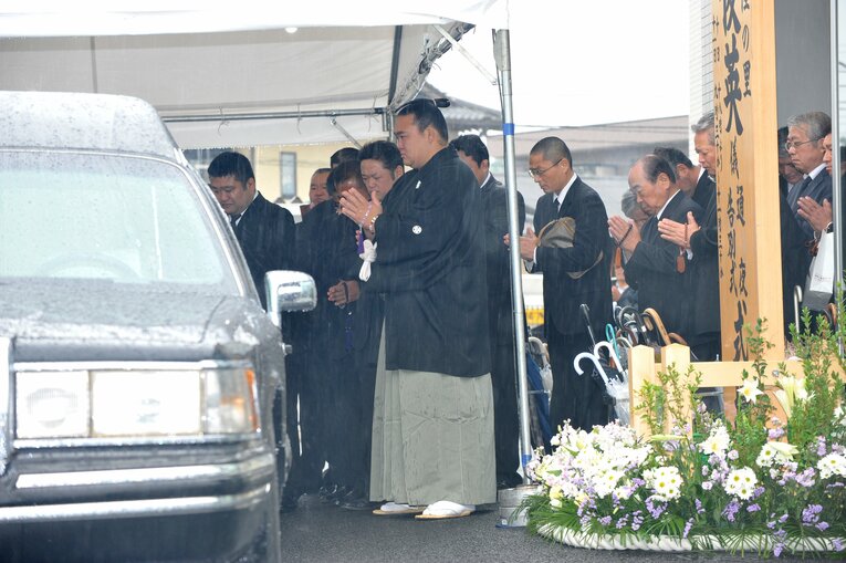 2011年、鳴戸親方の葬儀で合掌する稀勢の里　©BUNGEISHUNJU