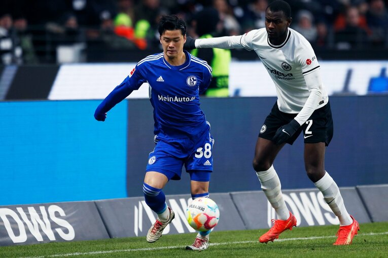 「1年前はJ2→ドイツ5部」上月壮一郎22歳の堂々1部デビュー…長谷部誠と握手、鎌田大地vs吉田麻也のW杯組対決も〈現地撮影〉(35)