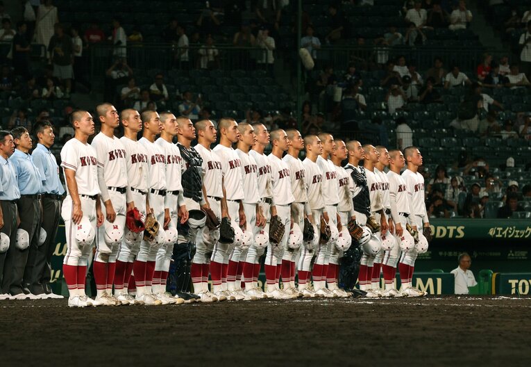 1回戦で勝利し、校歌を歌う広陵ナイン　©JIJI PRESS