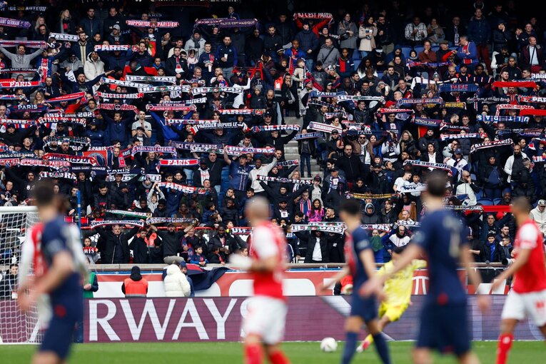 伊東純也は日本代表選外だが「フランス代表DFとの攻防で高い精度」強豪PSG戦、先制ゴール起点のち“深く一礼”…撮影カメラマンは見た(13)