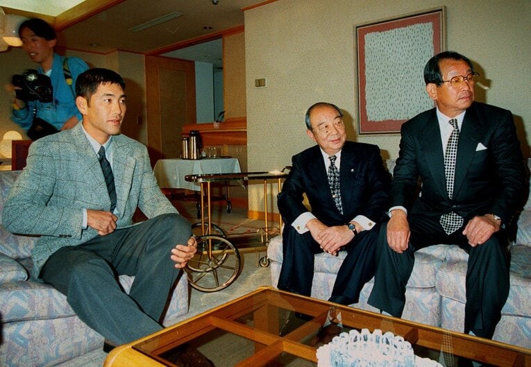 1996年11月15日、阪神の三好一彦社長（中央）、吉田義男監督（右）との交渉に臨む清原　©KYODO