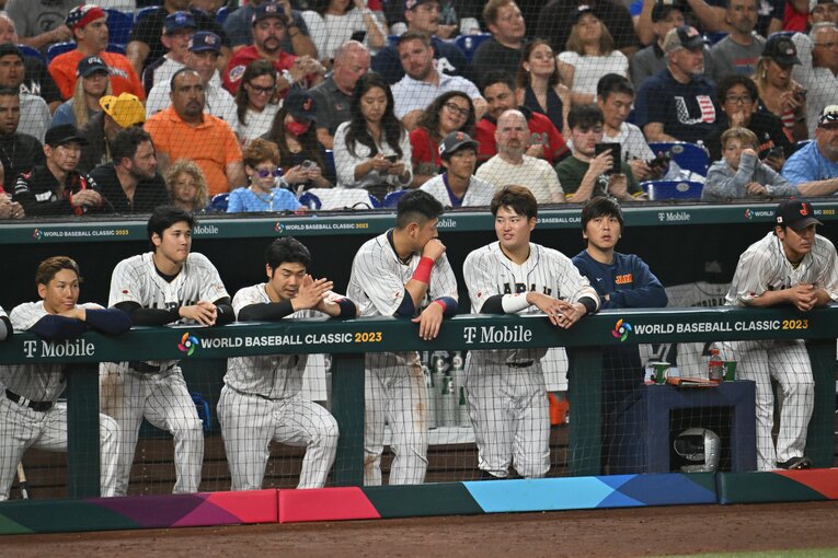 決勝戦ベンチでの岡本和真と村上　©Naoya Sanuki
