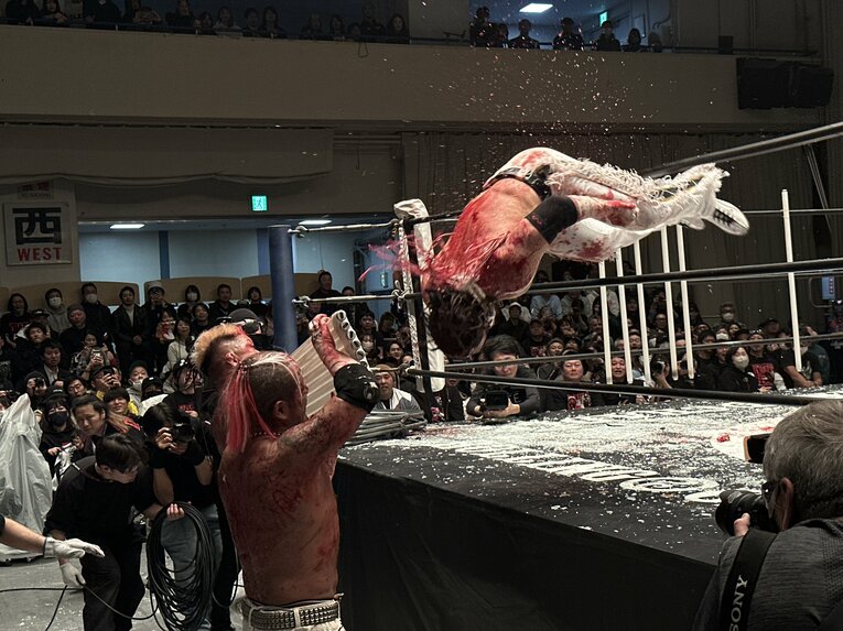 スワイプすると「エル・デスペラードvs葛西純」など激闘写真をご覧になれます　©Norihiro Hashimoto