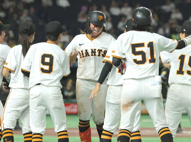 巨人女子チームのナインに祝福を受け笑顔をみせた　©️AFLO