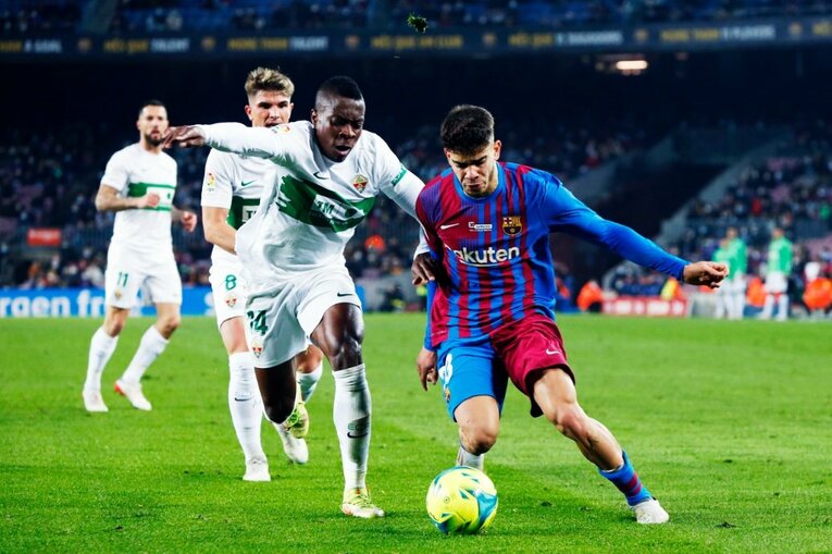 久保建英vsバルサがW杯イヤーのリーガ初戦… 年末の試合で見た「タケの身体の進化」と新星たちの奮起〈撮影者の視点〉(20)