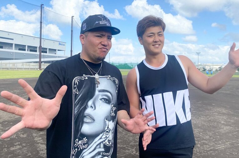 西武・山川穂高（左）の自主トレに参加したロッテ・山口航輝。今季は「ホームラン30本」を目指す ／ photograph by Chiba Lotte Marines