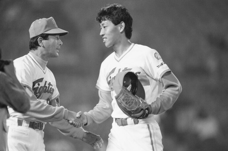 当時のエース・西崎を迎える高田監督（左）。若手の成長は何よりの楽しみだったという　©JIJI PRESS