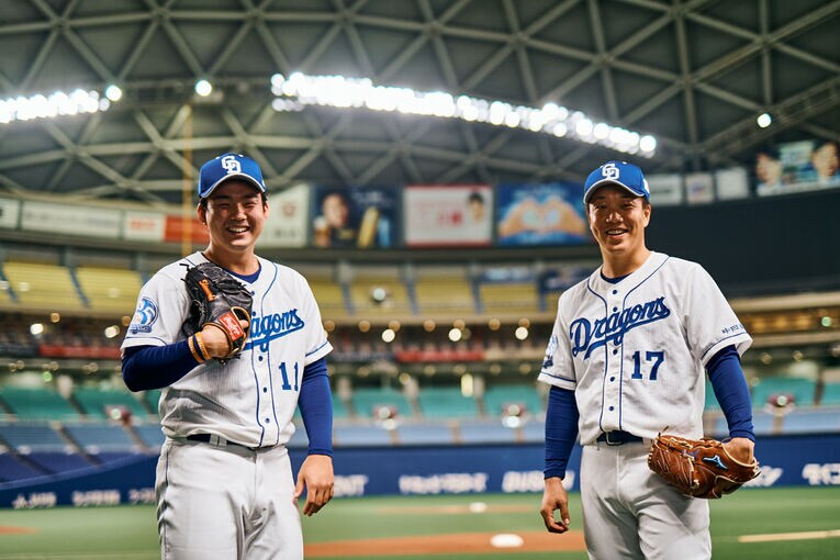 2021年、先輩の柳との対談取材で見せた仲睦まじい笑顔ショット　©︎Ichisei Hiramatsu