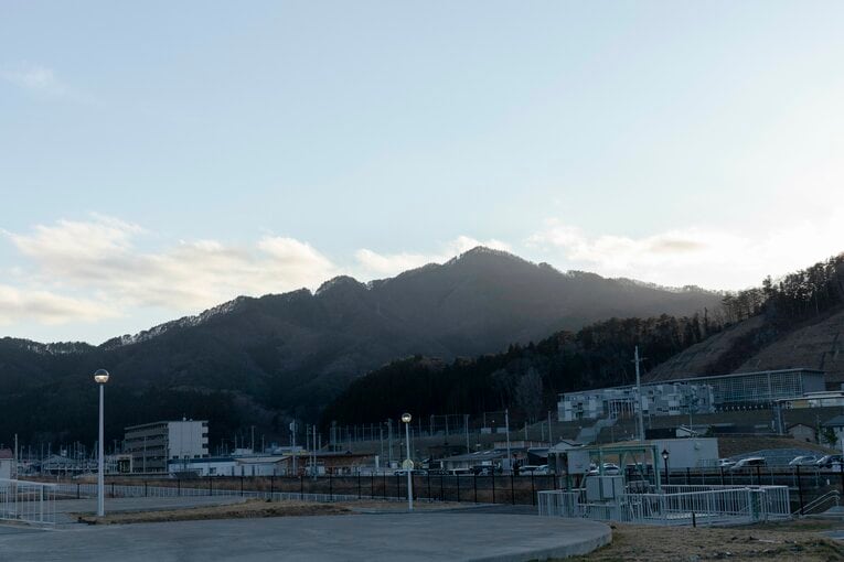 駅前の高台（写真右奥）から町を見下ろす小学校と中学校。震災前はちょうど鵜住居復興スタジアムの場所にあった