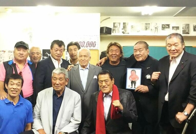 小林邦昭の呼びかけで開催された「アントニオ猪木会長を囲む会」の集合写真　提供：栗栖正伸