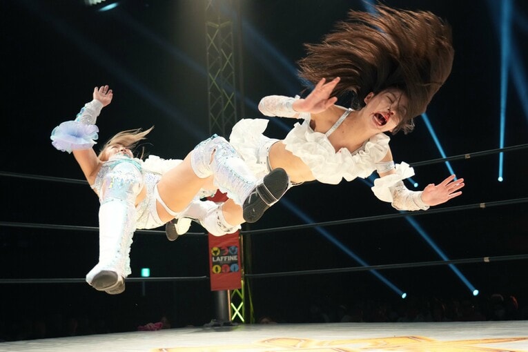 ドロップキックで桜井麻衣を吹っ飛ばす心希　©Essei Hara