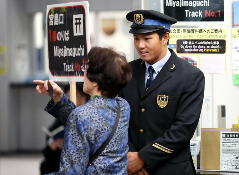 広島駅の改札で、乗客の案内をするJR西日本時代の佐藤直樹 ©Asahi Shimbun