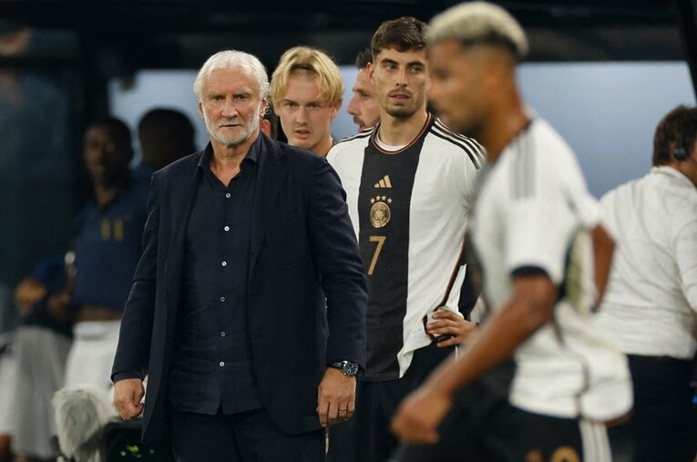 急きょ、フランス戦の指揮を執ることになったルディ・フェラー。2002年W杯で準優勝を成し遂げた“老将”の再登場にドイツ国内の反応は… ／ photograph by AFP=JIJI PRESS