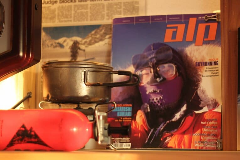 自宅に飾ってあった海外の登山雑誌の表紙には登山中の栗秋が　©Kei Nakamura