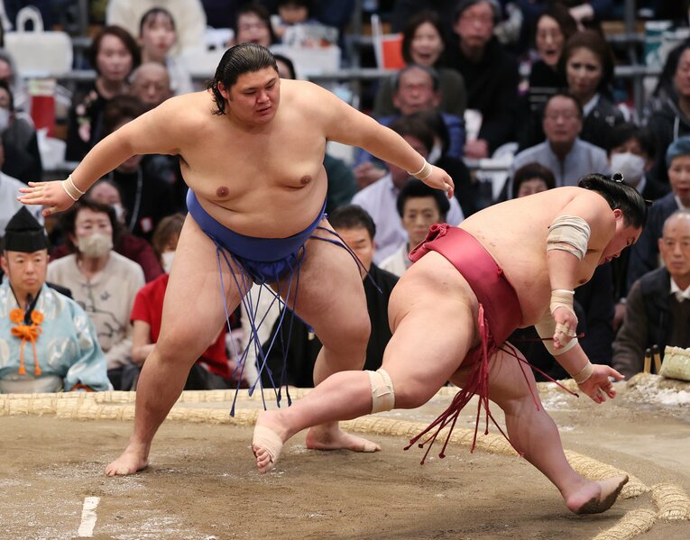 13日目、大の里（23歳）は大栄翔をはたき込みで破る　©JIJI PRESS