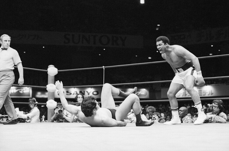 のちに「猪木アリ状態」と呼ばれる両者の攻防　©Getty Images