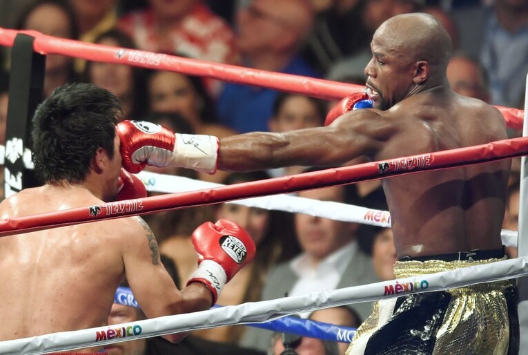 パッキャオにジャブをヒットさせるメイウェザー。フィリピンの英雄に判定3-0で完勝した　©Naoki Fukuda