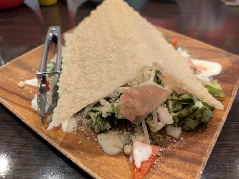 エスコンフィールドをイメージしたシーザーサラダ　©Number Web