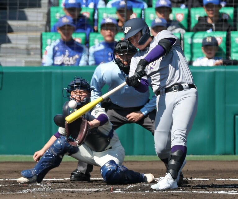 1回戦の米子松蔭戦、タイムリーツーベースを放つ赤間史弥も木製バット　©JIJI PRESS