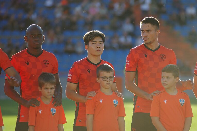 10月2日のゴリツァ戦。試合前の挨拶　©Yasuyuki Nagatsuka