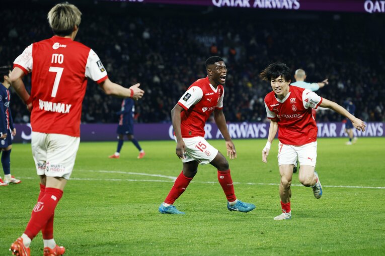 【PSG戦、敬斗と純也の会心ゴール写真／全6枚】ゴール直後、伊東とアイコンタクトする中村　©Daisuke Nakashima