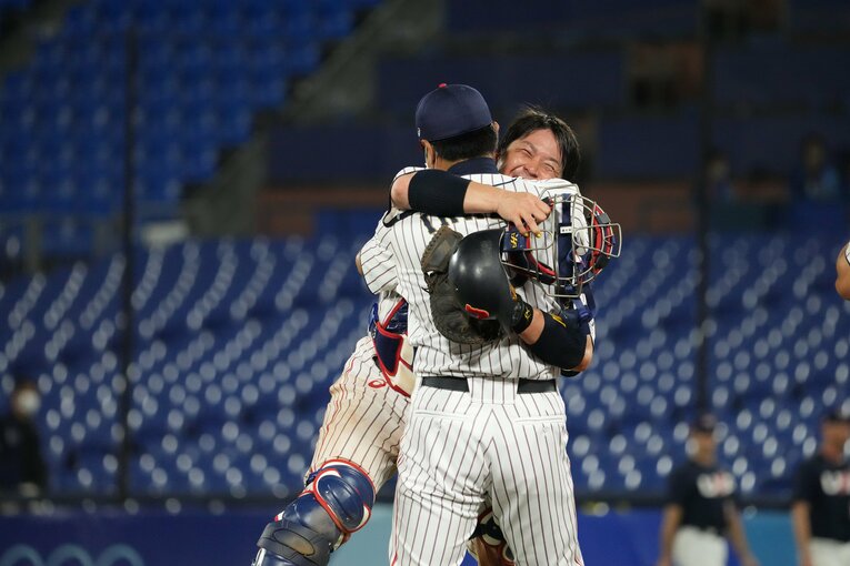 東京五輪で金メダルを獲得し、稲葉監督とハグする甲斐拓也　©︎JMPA