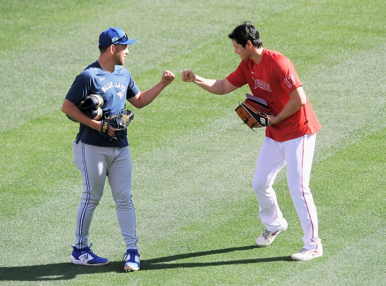 ブルージェイズとの試合前にあいさつを交わす大谷と菊池雄星　©JIJI PRESS
