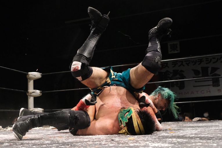 デスマッチファイター・ドリューは血がドクドク流れても試合を止めなかった 「ケガある、傷ある。でもやる。大好きだから」(46)