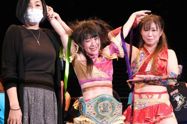 ICE×∞新チャンピオンとなった春輝つくし（中央）と、対戦した藤本つかさ（右）、豊田真奈美（左） ／ photograph by Norihiro Hashimoto