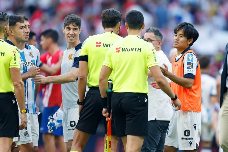 久保の審判への抗議に笑みを浮かべるアリッツ。話術の高さを窺わせる　©Daisuke Nakashima