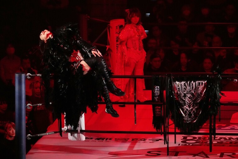 入場してコーナーで笑う上谷沙弥　©Masashi Hara