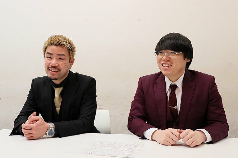 結成4年でM-1決勝初出場となったもも。金髪の方がまもる。（28歳）、メガネの方がせめる。（28歳）。大阪吉本所属　 ／ photograph by Shigeki Yamamoto