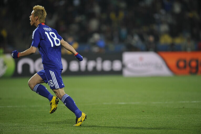 南アフリカW杯デンマーク戦で直接FKを決めた本田　©︎JMPA