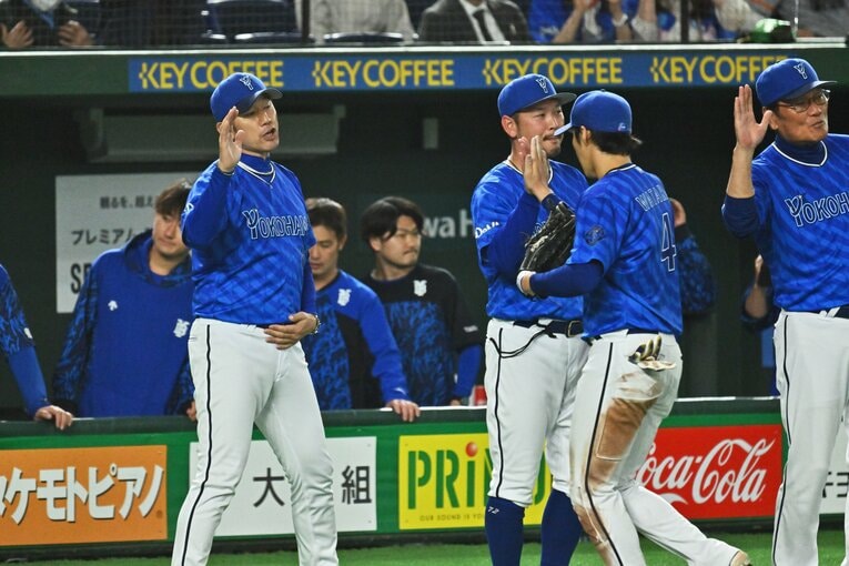 勝利のハイタッチを交わす三浦監督　©Hideki Sugiyama