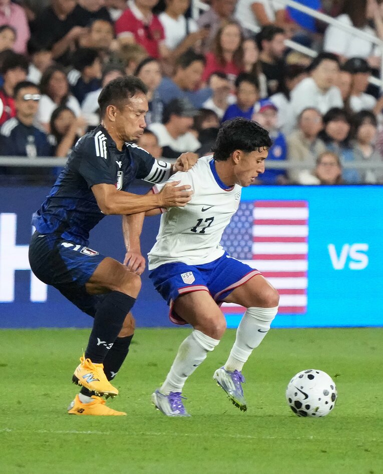 センデハスに対応する長友。持ち味を出せず、悔やまれる一戦になってしまったか　©Getty Images