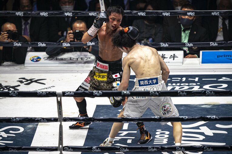 打ち疲れの見える寺地拳四朗にパンチをまとめる京口紘人　©Takuya Sugiyama