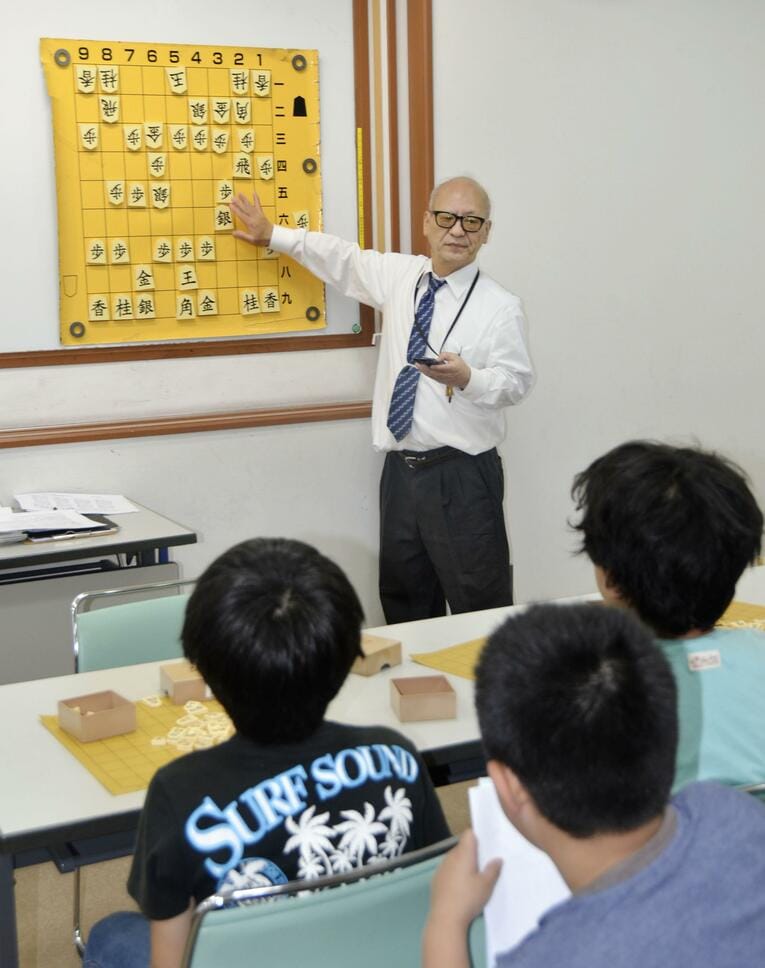 2017年、子供に指導する森七段。村山九段の師匠だ　©Kyodo News