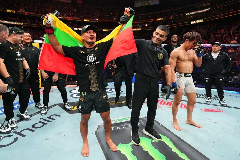 UFCフライ級王座を防衛し、ミャンマー国旗を掲げるヴァン　©Zuffa LLC/UFC