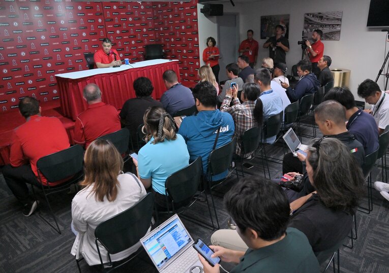 ミナシアンGMの会見　©JIJI PRESS