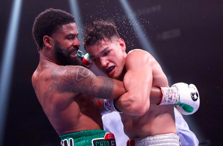 WBC・WBO世界スーパーバンタム級王座統一戦でブランドン・フィゲロア（右）に判定勝ちを収めたフルトン（2021年11月27日）　©︎Getty Images