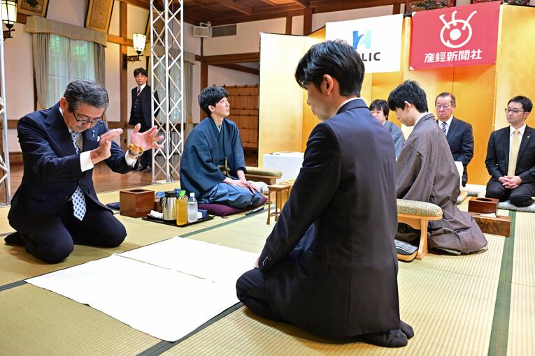 第1局前の振り駒　©日本将棋連盟